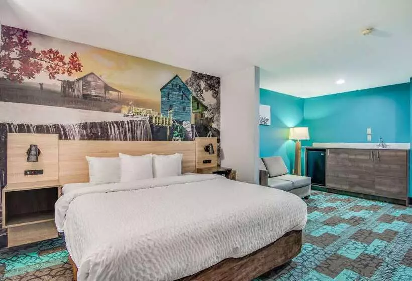 ホテル Clarion Pointe Wake Forest   Raleigh North