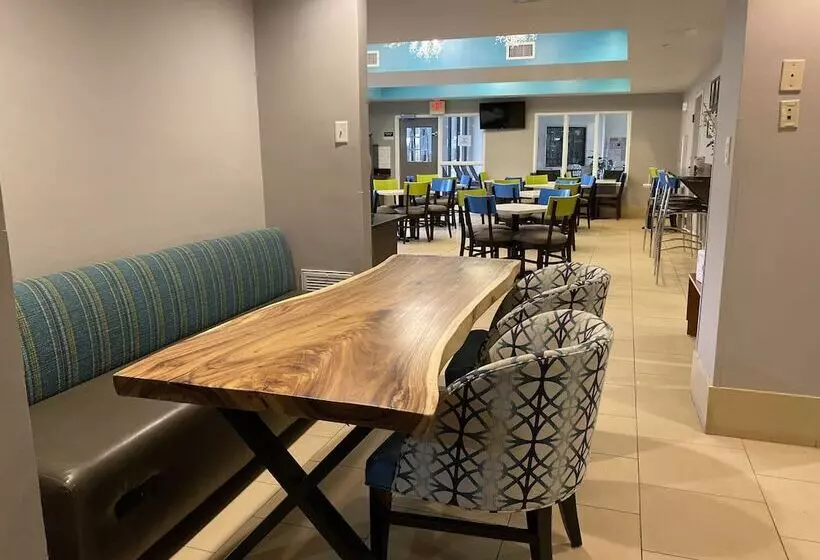 ホテル Clarion Pointe Wake Forest   Raleigh North