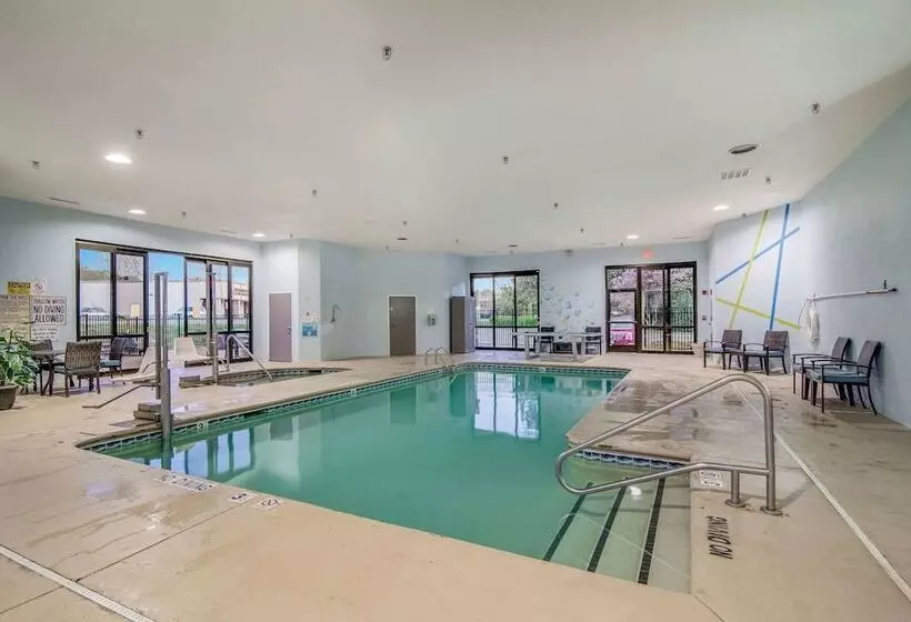 ホテル Clarion Pointe Wake Forest   Raleigh North