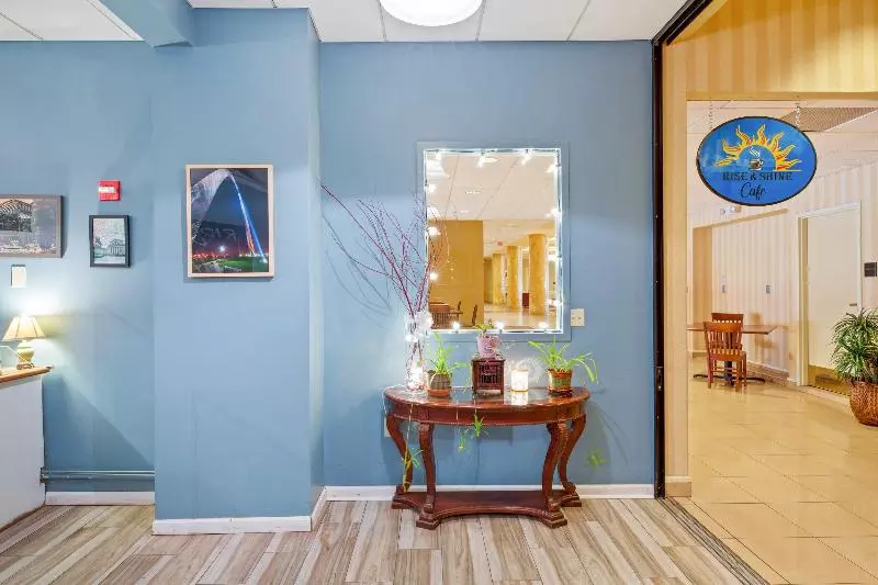 هتل OYO St Louis Downtown City Center MO