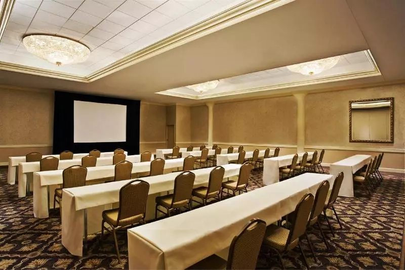 هتل OYO St Louis Downtown City Center MO