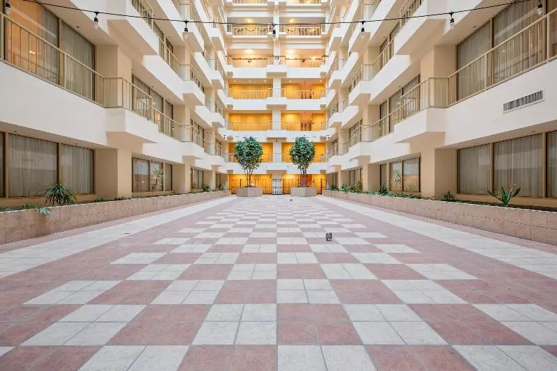 هتل OYO St Louis Downtown City Center MO