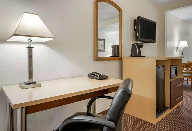 호텔 Quality Inn & Suites South Obetz