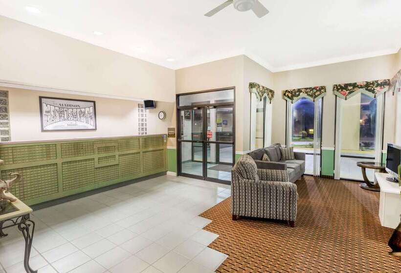 Отель Super 8 By Wyndham Madison/ridgeland Area