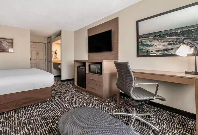 فندق على الطريق Clarion Pointe Indianapolis Airport