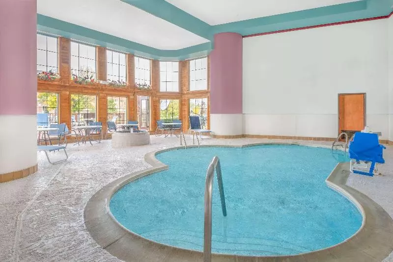 فندق على الطريق Clarion Pointe Indianapolis Airport