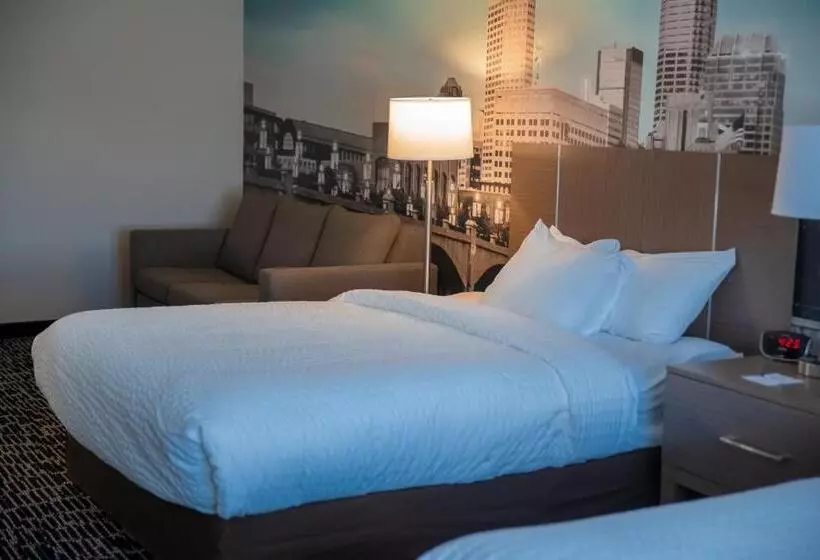 فندق على الطريق Clarion Pointe Indianapolis Airport