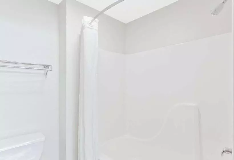 فندق على الطريق Super 8 By Wyndham Cloverdale In