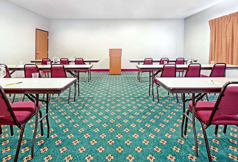 فندق على الطريق Super 8 By Wyndham Pevely