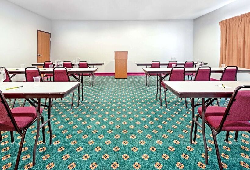 فندق على الطريق Super 8 By Wyndham Pevely