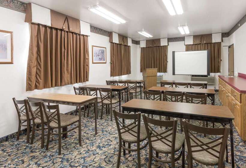 מוטל Super 8 By Wyndham Prince Frederick