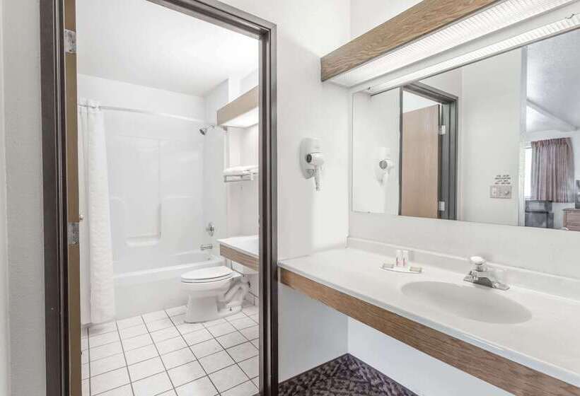 מוטל Super 8 By Wyndham Prince Frederick