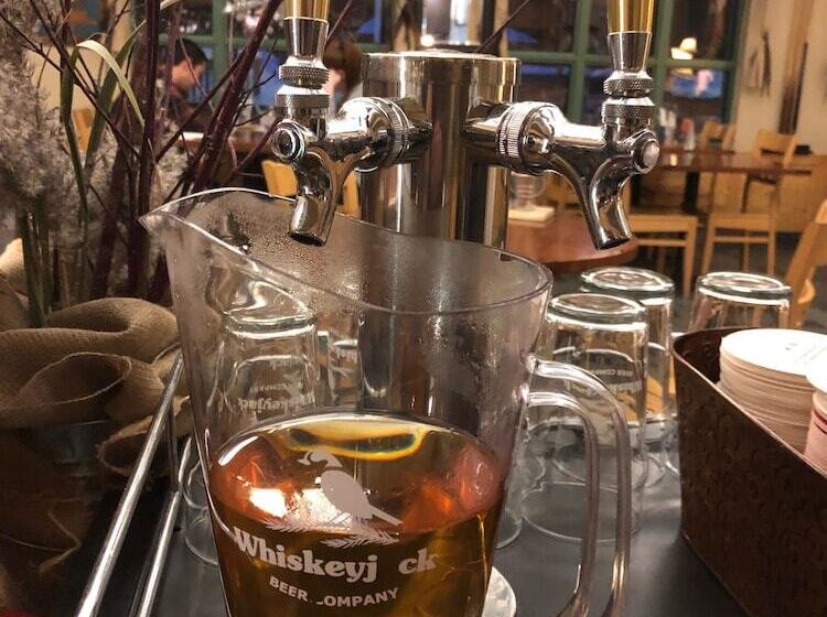 בית מלון כפרי Elk Lake Eco Centre