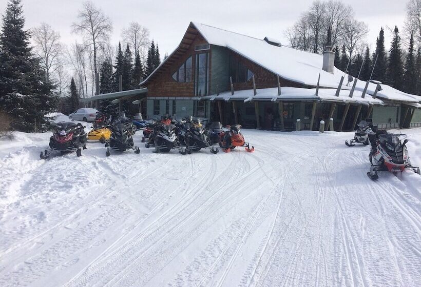 בית מלון כפרי Elk Lake Eco Centre