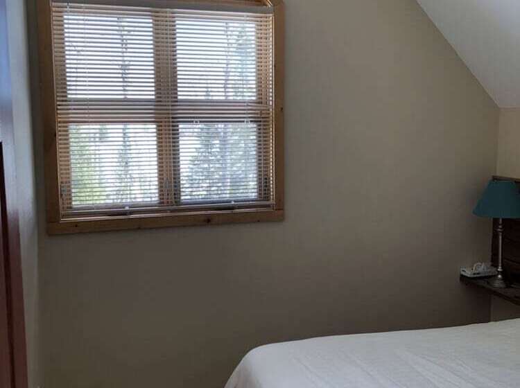 בית מלון כפרי Elk Lake Eco Centre