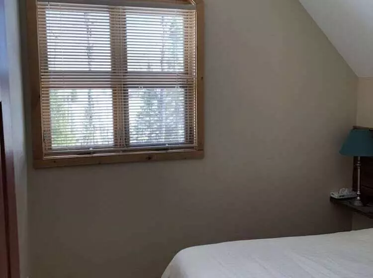 Hotelli Elk Lake Eco Centre