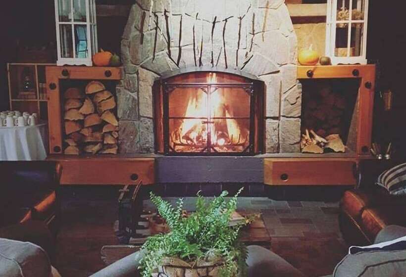 בית מלון כפרי Elk Lake Eco Centre