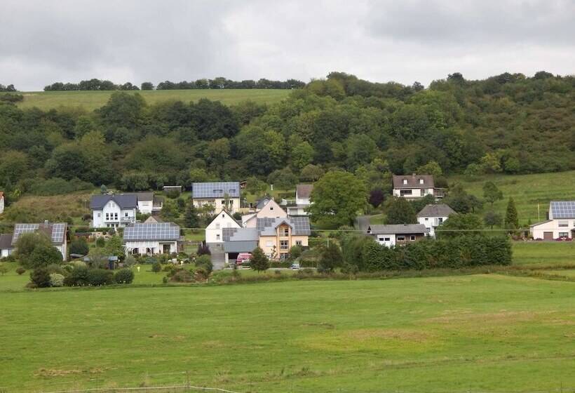 Cozy Apartment In Immerath Near Fishing