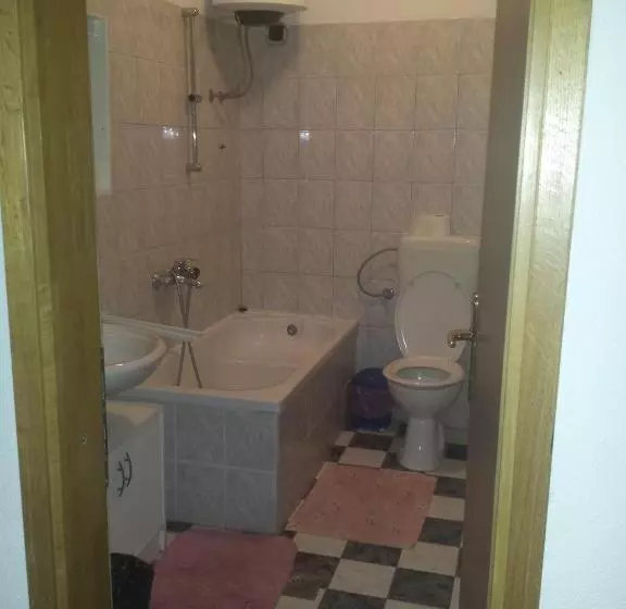 Majatalo Guest House Fosa