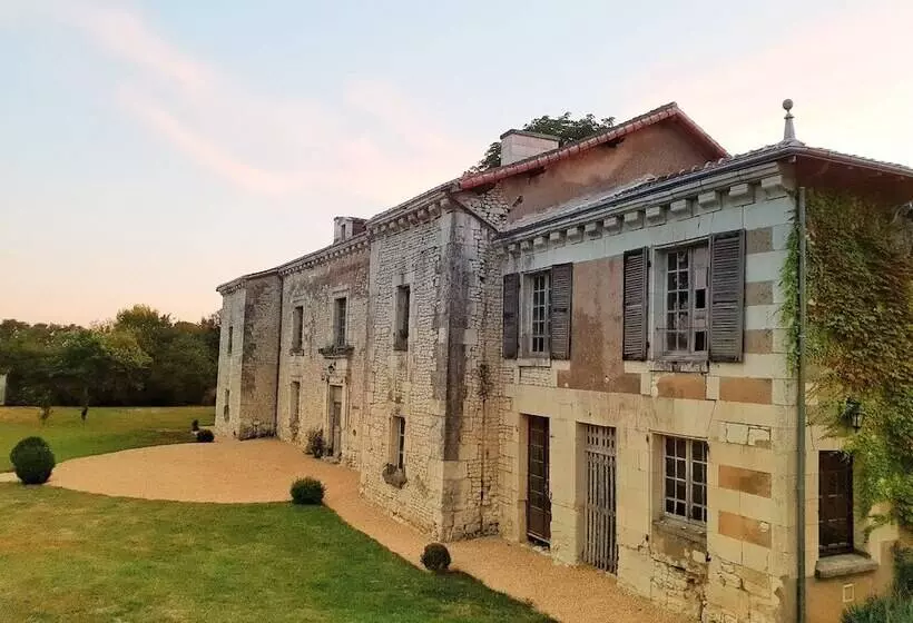 Aamiaismajoitus (B&B) Domaine De Bourgville