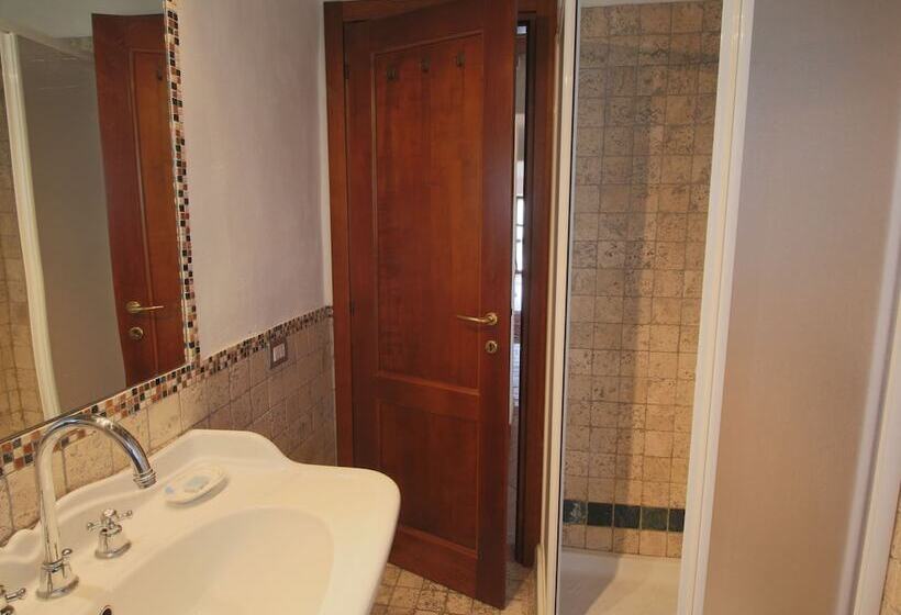 Elegant Cottage In Tuscany With Lake View And Private Garden