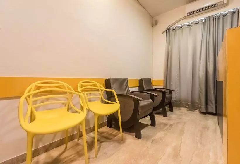 ホテル Oyo 4082 Apartment Vashi