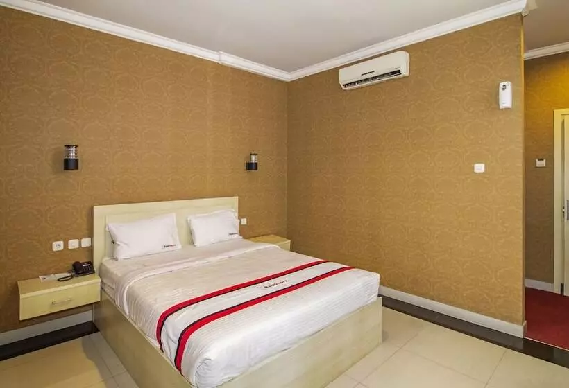 ホテル Reddoorz @ Kebayoran Lama