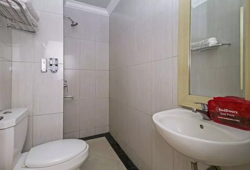 ホテル Reddoorz @ Kebayoran Lama