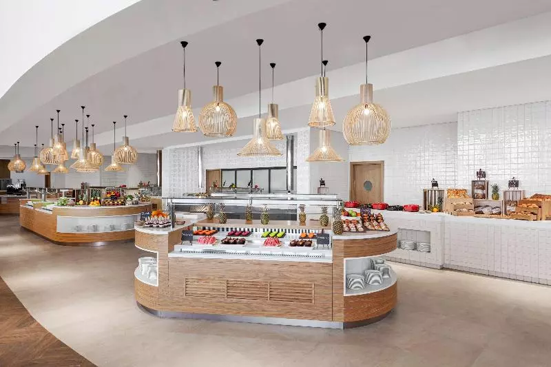 هتل Hampton By Hilton Marjan Island