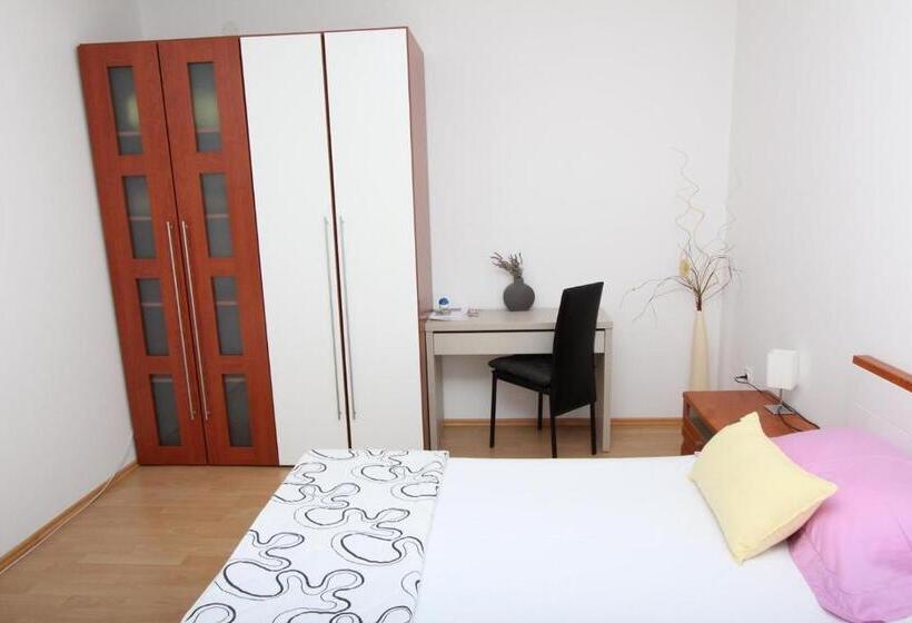 بنسيون Rooms And Apartment Luana