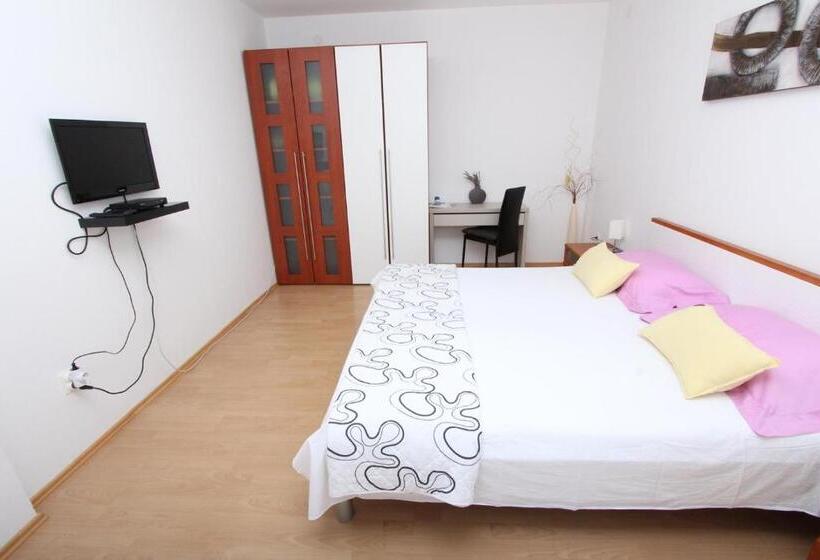 بنسيون Rooms And Apartment Luana