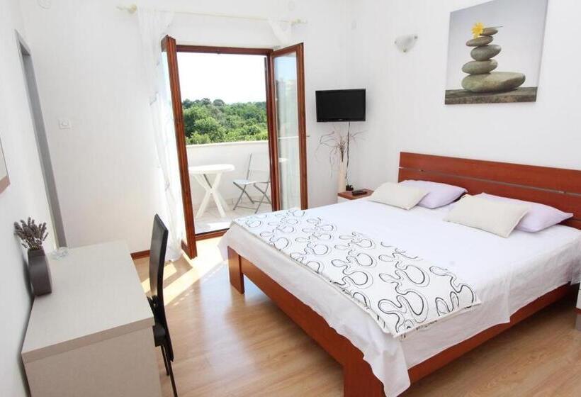 بنسيون Rooms And Apartment Luana