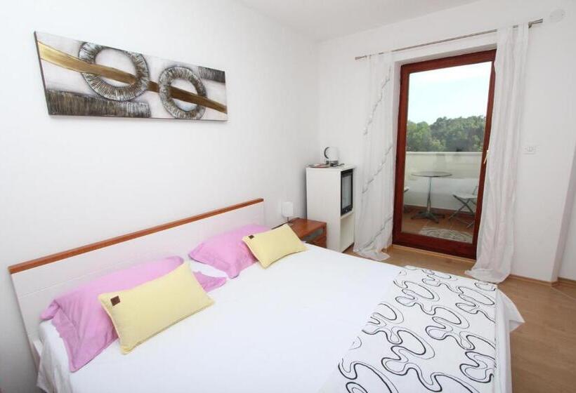 بنسيون Rooms And Apartment Luana