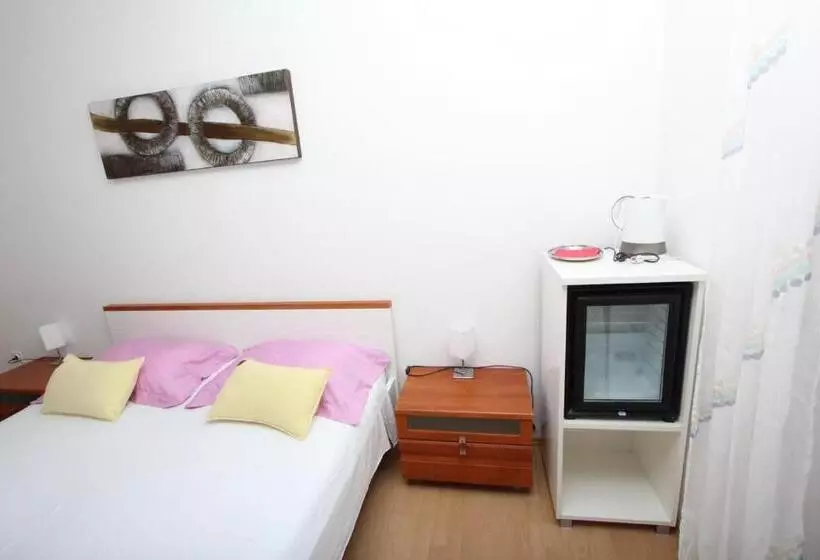 پانسیون Rooms And Apartment Luana