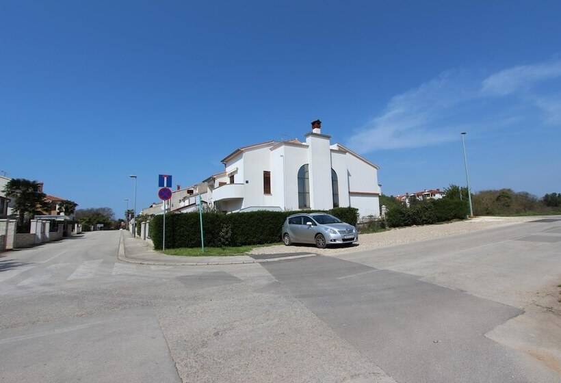 بنسيون Rooms And Apartment Luana