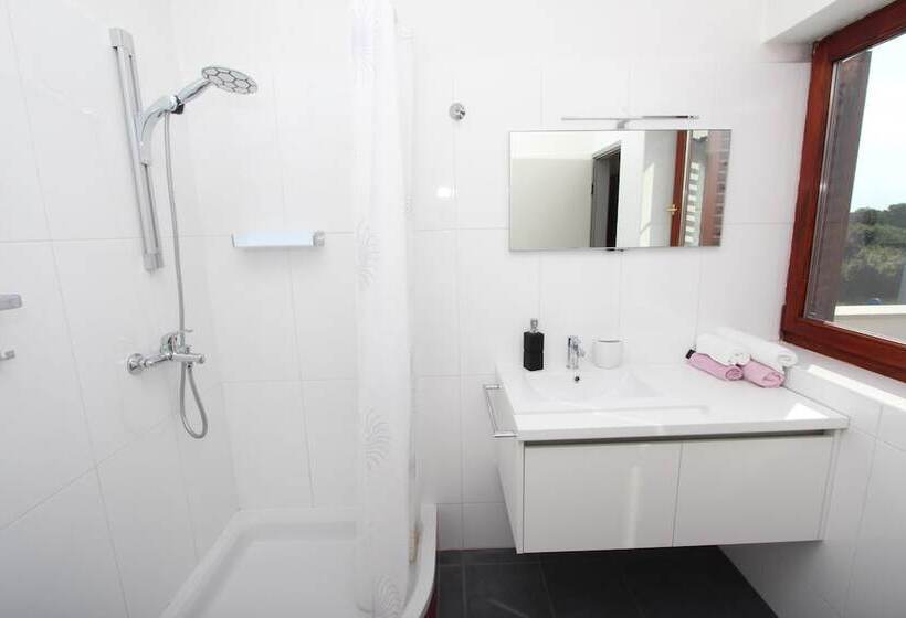 بنسيون Rooms And Apartment Luana