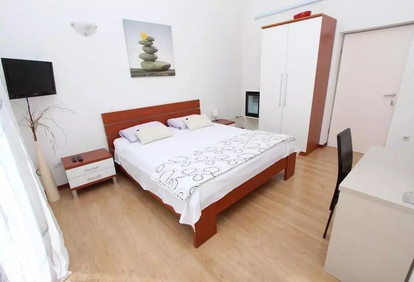 پانسیون Rooms And Apartment Luana