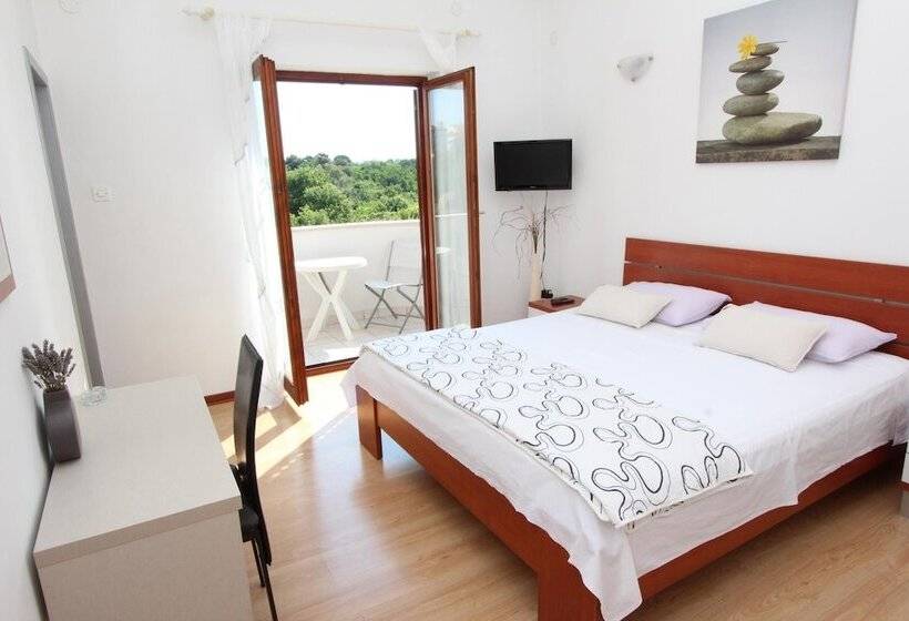 بنسيون Rooms And Apartment Luana