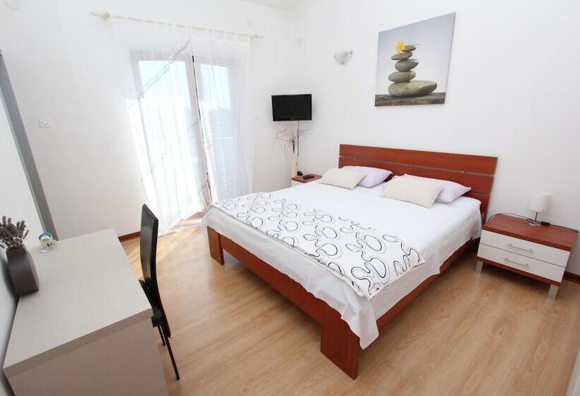 بنسيون Rooms And Apartment Luana