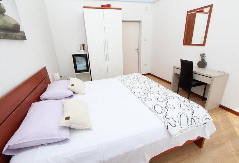 بنسيون Rooms And Apartment Luana