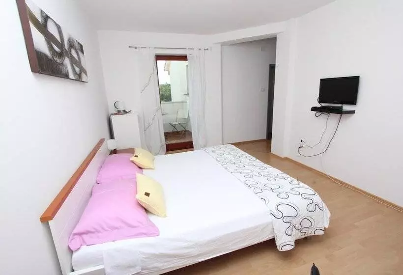 پانسیون Rooms And Apartment Luana