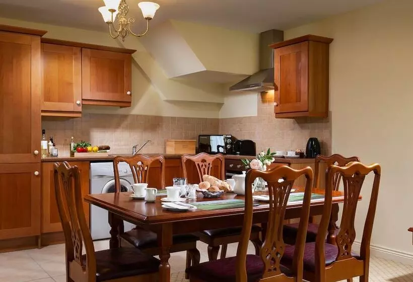 Hotelli The Lodges At Kilkea Castle