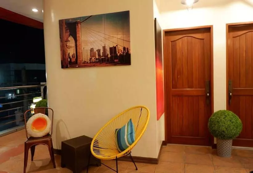 Hotelli The Runway Inn  Mactan Cebu