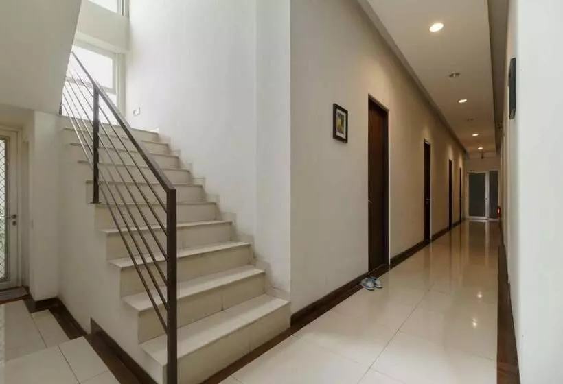 ホテル Avalon Karawaci Mitra Reddoorz