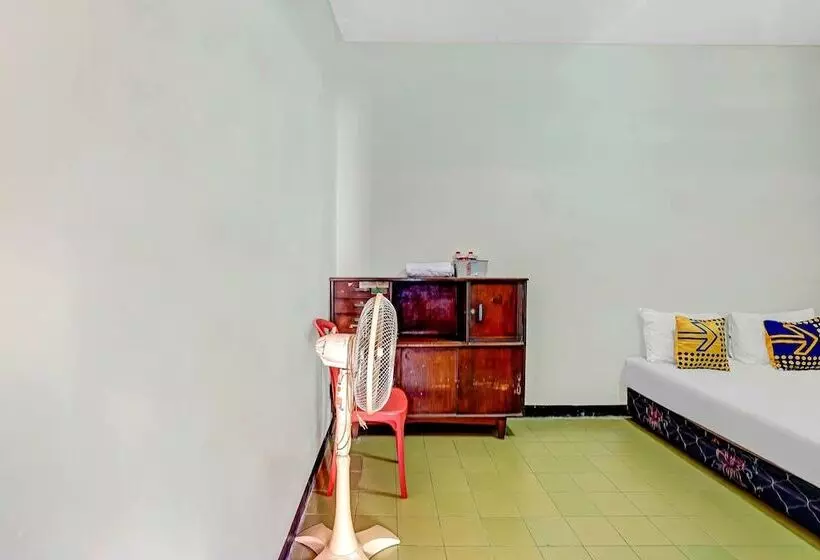 ホテル Spot On 90098 Anak Mama Guesthouse