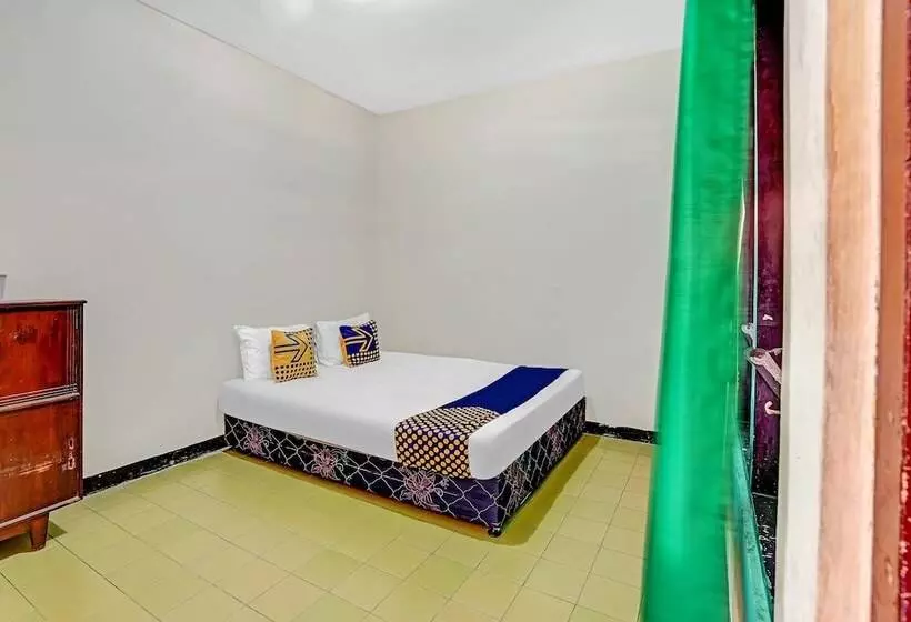 ホテル Spot On 90098 Anak Mama Guesthouse