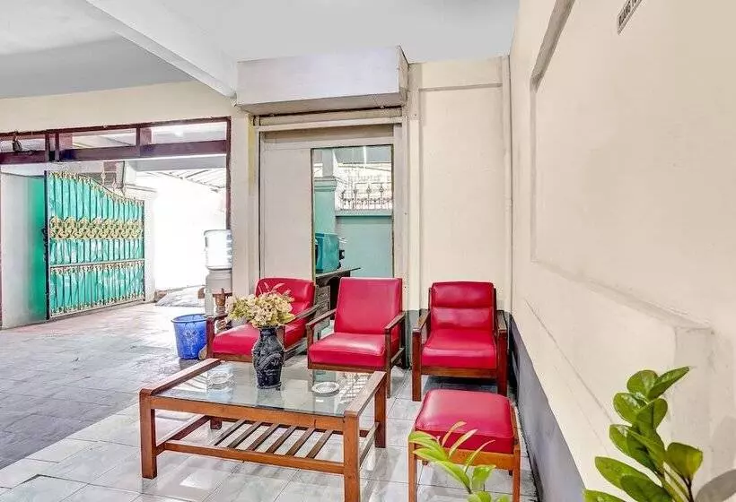 ホテル Spot On 90098 Anak Mama Guesthouse