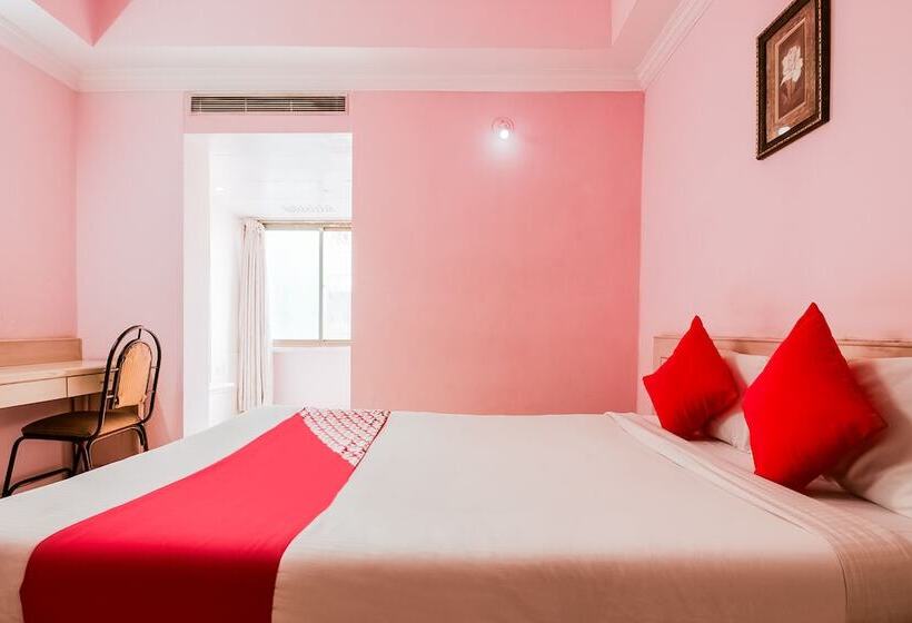 Oyo 737 Hotel Manny S Palace