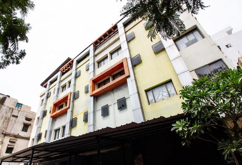 Oyo 737 Hotel Manny S Palace