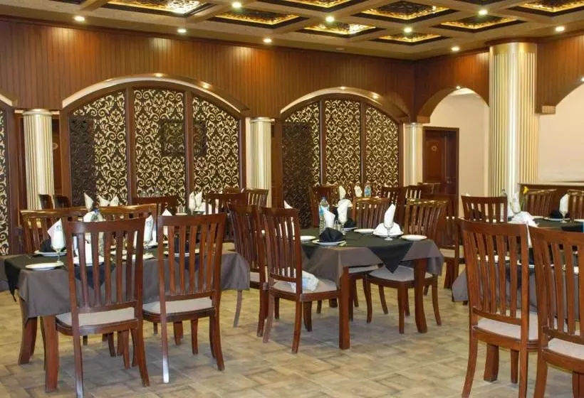 هتل De Raj Sialkot
